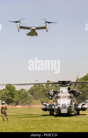 Un U.S. Marine Corps MV-22 Osprey con Marine mezzo squadrone Tiltrotor 261, 24 Marine Expeditionary Unit, arriva a Eisenhower Park durante il giorno militare come parte della flotta alla settimana in Prato est, New York, 28 maggio 2016. Stati Uniti Marines e i marinai sono in visita per interagire con il pubblico e dimostrare le funzionalità e insegnare alla gente di New York circa l'America servizi marittimi. (U.S. Marine Corps foto di 24th MEU combattere lancia fotocamera Cpl. Hernan Vidana/rilasciato) Foto Stock