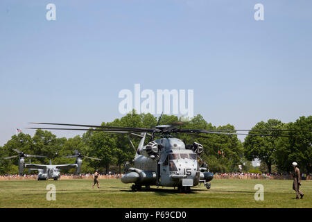 Un U.S. Marine Corps CH-53E Super Stallion e MV-22 Osprey sono messi in scena per una visualizzazione statica durante la giornata militare come parte della settimana della flotta a Eisenhower Park, nella parte est di Prato, New York, 28 maggio 2016. Stati Uniti Marines e i marinai sono in visita per interagire con il pubblico e dimostrare le funzionalità e insegnare alla gente di New York circa l'America servizi marittimi. (U.S. Marine Corps foto di 24th MEU combattere lancia fotocamera Cpl. Hernan Vidana/rilasciato) Foto Stock