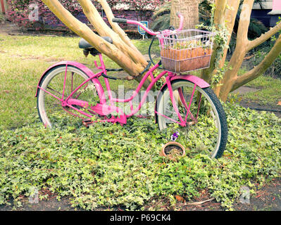 Art Bike, una vecchia bici dipinta di rosa come un'installazione d'arte. Foto Stock