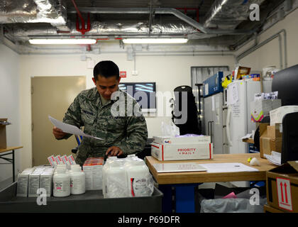 Il personale Sgt. Contrassegnare Tumbagon, 31 Medical Support Squadron magazzino NCO in carica, rimanenze materiali di consumo, 2 maggio 2016, presso la base aerea di Aviano, Italia. La logistica di medico di volo è costituito da sei elementi tra cui apparecchiature biomedicali riparare, il contratto di servizi, facility management, servizio clienti, apparecchiature mediche, di gestione e di acquisizioni che lavorare mano nella mano per il supporto di 64 unità mediche su una base quotidiana. (U.S. Air Force foto di Senior Airman Areca T. Bell/rilasciato) Foto Stock