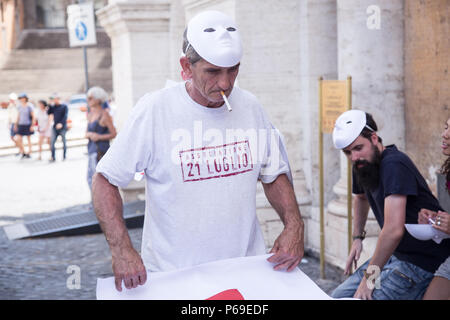 Roma, Italia. Il 28 giugno, 2018. Flash mob in Piazza del Campidoglio a Roma organizzato dalla associazione il 21 luglio per chiedere la sospensione immediata del Piano ROM della Giunta del Sindaco di Roma Virginia Raggi, che comporta la sistematica violazione dei diritti umani Credito: Matteo Nardone/Pacific Press/Alamy Live News Foto Stock