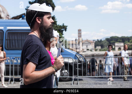 Roma, Italia. Il 28 giugno, 2018. Flash mob in Piazza del Campidoglio a Roma organizzato dalla associazione il 21 luglio per chiedere la sospensione immediata del Piano ROM della Giunta del Sindaco di Roma Virginia Raggi, che comporta la sistematica violazione dei diritti umani Credito: Matteo Nardone/Pacific Press/Alamy Live News Foto Stock