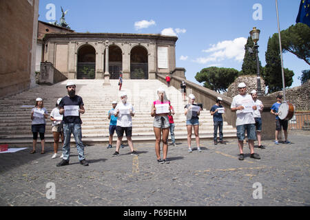 Roma, Italia. Il 28 giugno, 2018. Flash mob in Piazza del Campidoglio a Roma organizzato dalla associazione il 21 luglio per chiedere la sospensione immediata del Piano ROM della Giunta del Sindaco di Roma Virginia Raggi, che comporta la sistematica violazione dei diritti umani Credito: Matteo Nardone/Pacific Press/Alamy Live News Foto Stock