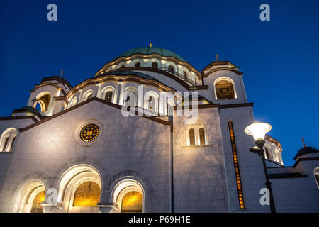 San Sava tempio cattedrale (Hram Svetog Save) nelle prime ore della sera visto fron all'esterno. Questa chiesa ortodossa è uno dei monumenti principali della ca Foto Stock