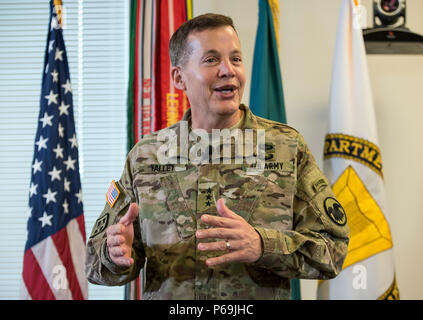 Lt. Gen. Jeffrey Talley, capo degli STATI UNITI La riserva di esercito, parla durante la sua ultima municipio incontro a Fort Belvoir, Virginia, che è stata trasmessa dal vivo su internet per permettere agli spettatori di partecipare da tutto il mondo, 24 maggio. Durante la riunione, Talley ha parlato su una varietà di argomenti che interessano la riserva di esercito e ha risposto alle domande poste da entrambi i online e pubblico in diretta. (U.S. Foto dell'esercito da Master Sgt. Michel Sauret) Foto Stock