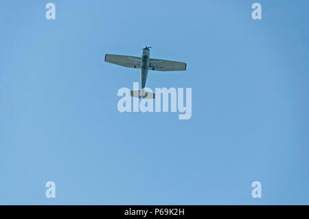 Piccolo aereo sul cielo blu su sfondo Sredna Gora montagna, Ihtiman, Bulgaria Foto Stock