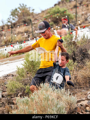 Padre e figlio giovane a competere su un piede di razza e di salire la 'S' Mountain (Tenderfoot Montagna) durante l'annuale Festival Fibark; Salida; Colorado; USA Foto Stock