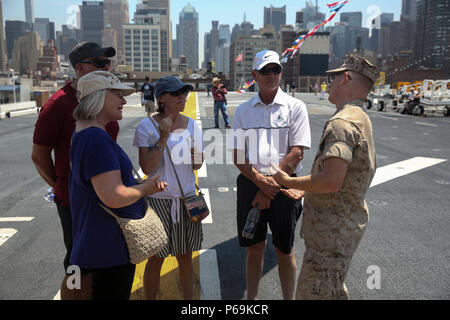 I Newyorkesi visitando la USS Bataan parla con un Marine durante un tour della nave e visualizzazione statica evento è aperto al pubblico durante la settimana della flotta di New York, 26 maggio 2016. Settimana della flotta è trattenuto per il weekend del Memorial Day, celebrando la nazione servizi di mare mentre fornisce un opportunità di Marines per connettersi con i visitatori offrendo uno sguardo nel loro impegno per il popolo americano e la loro sicurezza. Foto Stock