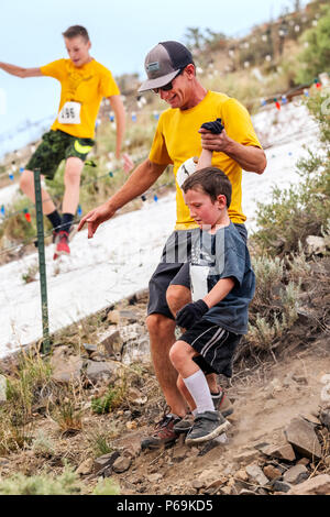 Padre e figlio giovane a competere su un piede di razza e di salire la 'S' Mountain (Tenderfoot Montagna) durante l'annuale Festival Fibark; Salida; Colorado; USA Foto Stock