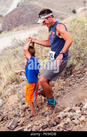 Padre e figlio giovane a competere su un piede di razza e di salire la 'S' Mountain (Tenderfoot Montagna) durante l'annuale Festival Fibark; Salida; Colorado; USA Foto Stock