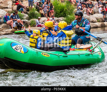 Travi a vista sul fiume Arkansas, passando attraverso Fibark fiume festival; Salida; Colorado; USA Foto Stock