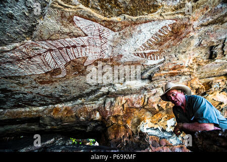 Safari di Pittura rupestre aborigena con tour guidato di Sab Lord attraverso l'entroterra australiano. Il Signore di SAB può dire mólto circa tutta la pittura della parete Foto Stock