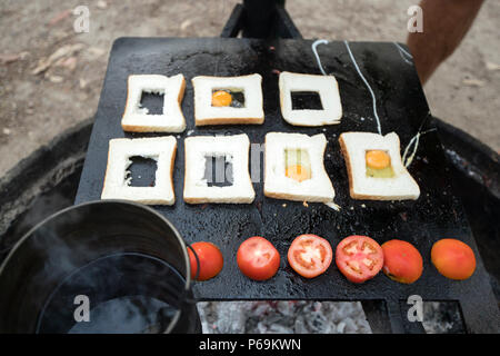 Pernottamento in campeggio nell'entroterra e colazione all'americana con uova fritte in stile outback. Nell'entroterra australiano non è necessaria una padella per le deliziose uova fritte Foto Stock