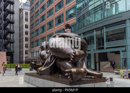 Broadgate Venere (1989) una statua in bronzo dello scultore colombiano Fernando Botero in Exchange Square, Broadgate, London, England, Regno Unito Foto Stock