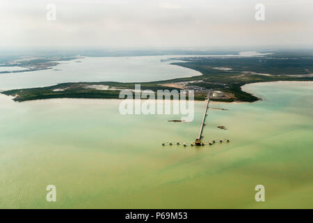 Impianto di gas naturale liquefatto galleggiante a Darwin, Northern Territory, Australia. Nel punto di carico del gas liquefatto nell'Australia settentrionale, le petroliere oceaniche possono essere riempite direttamente Foto Stock