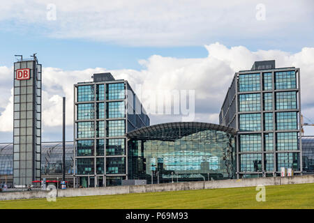 Berlino, Germania - 20 settembre 2017: facciata vista di Berlino la Stazione Ferroviaria Centrale (Berlin Hauptbahnhof, Berlino Hbf), Germania. Stazione inaugurata nel mese di maggio Foto Stock