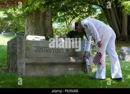 160528-N-abbiamo887-096 BRONX (28 maggio 2016) - Engineman 2a classe Everette Harper di Mission Viejo, Ca e di stanza a bordo della USS Farragut (DDG 99) luoghi bandierine americane sulle tombe dei reduci durante una ghirlanda-posa cerimonia al Cimitero del Bosco in onore di ammiraglio David Farragut come una parte della flotta 2016 Settimana New York (FWNY), Maggio 28. FWNY, ora nel suo ventottesimo anno della città è onorata da tempo festa del mare servizi. Si tratta di una opportunità unica per i cittadini di New York e il circostante tri-state area per soddisfare i marinai, Marine e le coste Guardie, come pure testimoniare di prima mano t Foto Stock