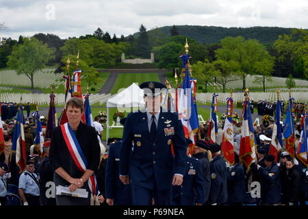 Brig. Gen. Jon Thomas, 86Airlift Wing Commander, si diparte Lorraine American Cimitero e memoriale, in St Avold FRANCIA dopo un giorno memoriale della cerimonia il 29 maggio 2016. Il Memorial Day commemora caduti servicemembers. (U.S. Air Force foto/Staff Sgt. Sharida Jackson) Foto Stock