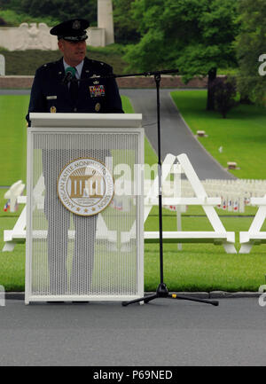 Brig. Gen. Jon Thomas, 86Airlift Wing Commander, offre un discorso durante un giorno memoriale della cerimonia Maggio 29, 2016 a Lorena American Cimitero e memoriale, in St Avold, Francia. Il Memorial Day commemora caduti servicemembers. (U.S. Air Force foto/Staff Sgt. Sharida Jackson) Foto Stock