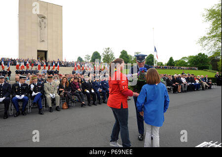 Ragazza francese Scout membri presenti una ghirlanda di Brig. Gen. Jon Thomas, 86Airlift Wing Commander, durante un giorno memoriale della cerimonia Maggio 29, 2016 a Lorena American Cimitero e memoriale, in St Avold, Francia. Il Memorial Day commemora caduti servicemembers. (U.S. Air Force foto/Staff Sgt. Sharida Jackson) Foto Stock