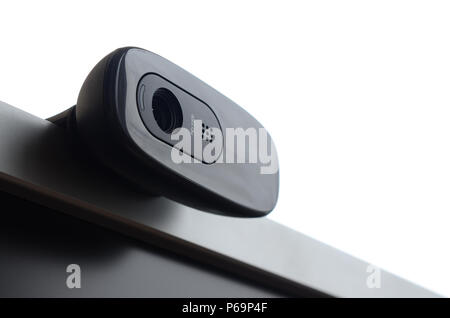 Un moderno web telecamera è montata sul corpo del monitor a schermo piatto. Dispositivo per la comunicazione video e la registrazione di video ad alta qualità . Foto Stock