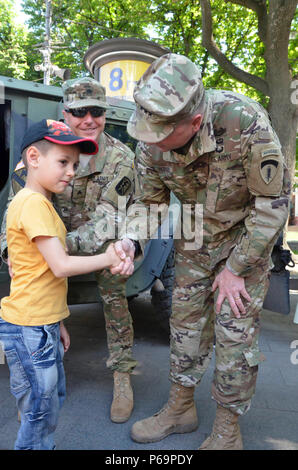 Lt. Gen. Ben Hodges, Esercito degli Stati Uniti Europa Commander, saluta un ragazzo ucraino maggio, 28, 2016 durante la sua visita in America giorni celebrazione di Lviv, Ucraina. America giorni è una quattro giorni del festival mettendo in evidenza la cultura americana tra cui musica, arte, film, education, business e U.S. Programmi di ambasciata in Ucraina. (U.S. Foto dell'esercito da Staff Sgt. Adriana M. Diaz-Brown, decimo premere Camp la sede centrale) Foto Stock