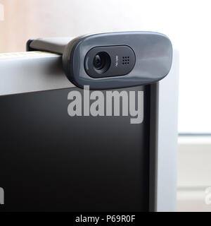Un moderno web telecamera è montata sul corpo del monitor a schermo piatto. Dispositivo per la comunicazione video e la registrazione di video ad alta qualità . Foto Stock