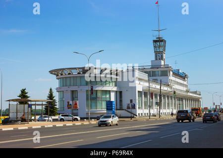 Nizhny Novgorod, Russia - 24 Giugno 2018: stazione di fiume lungo gli argini del fiume Volga, il trasporto di traffico passa da lui Foto Stock