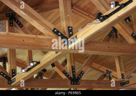 Moderna e nuova struttura del tetto in legno con molti collegamenti e strutture. Foto Stock