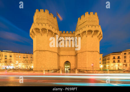 Torri di Serrano vecchia porta della città di Valencia sul tempo di notte, Spagna, Europa Foto Stock