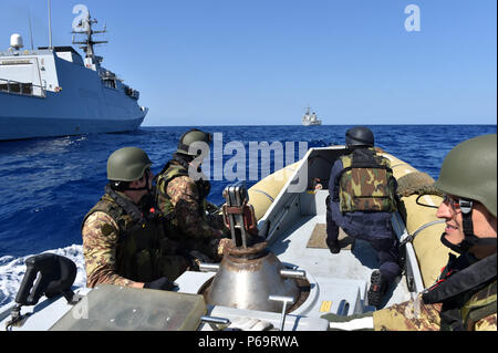 160525-N-XT273-217 Mare Mediterraneo (25 maggio 2016) i marinai italiani e marines partecipare ad una simulazione di visita, scheda, ricerca e sequestro trapano di imbarco a bordo della Royal nave marocchina P611 durante l'esercizio Phoenix Express 2016. Phoenix Express è un U.S. Africa Command-sponsorizzato multinazionale esercizio marittimo progettato per aumentare la sicurezza marittima e la sicurezza nel Mediterraneo. (U.S. Foto di Marina di Massa lo specialista di comunicazione 2a classe Justin Stumberg/rilasciato) Foto Stock