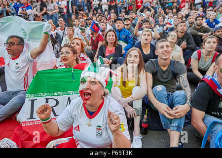 San Pietroburgo, Russia - 25 Giugno 2018: ventole iraniano guardare la partita di calcio su schermo gigante durante il gioco di squadra nazionale di Iran nel 2018 World Cup. Foto Stock