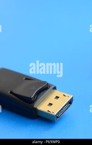 20-pin DisplayPort maschio connettore placcato oro per un perfetto collegamento su uno sfondo blu . Foto Stock