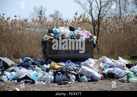 L'immondizia è imballato con rifiuti e rifiuti. Rimozione prematura di spazzatura in aree popolate . Foto Stock