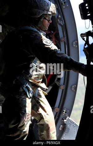 Il personale Sgt. Renaldo Lakharam sorge nella porta di una C-27 aeromobile in attesa di spot di 30 secondi di punto di riferimento prima di uscire da un paracadutista durante la quarta informazioni militari Support Group Jumpmaster dell'anno di competizione, 8 aprile 2016. Lakharam, assegnato alla sede centrale e sede di Co, 4 MISG, e altri due jumpmasters sono stati testati sulla loro idoneità fisica e competenza nella conduzione di jumpmaster dazi in aria e a terra, e il generale jumpmaster conoscenze durante il multi-giorni di gara. Lakharam è stato annunciato il vincitore durante una cerimonia di premiazione il 20 maggio 2016. Foto Stock