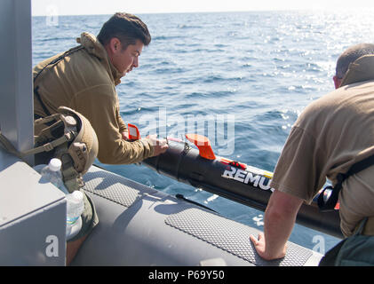 160515-N-SF508-029 Panama City, Fla. (15 maggio 2016) - di Boatswain mate 1. Classe Otelo Rodriguez (sinistra) e aérographe compagno del 1° classe Travis Hahn (a destra), assegnato a Mobile Diving e unità di soccorso 2 (MDSU) sistemi senza equipaggio plotone 204, preparare la distribuzione di una Mk. 18 Mod. 1 Unmanned Underwater veicolo durante una miniera Expeditionary contromisura (ExMCM) esercizio di certificazione a supporto navale attività Panama City, Fla. (U.S. Foto di Marina di Massa lo specialista di comunicazione 2a classe Charles Oki/rilasciato) Foto Stock