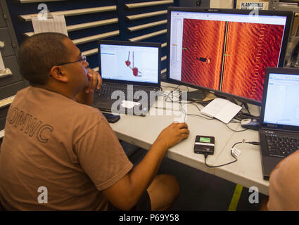 160515-N-SF508-365 Panama City, Fla. (15 maggio 2016) - Aérographe compagno del 3° di classe Geremia Hernandez, assegnato alla Naval Oceanography Mine Warfare Center, esamina le letture del sonar mentre è in corso la ricerca di miniere simulato durante una miniera Expeditionary contromisura (ExMCM) esercizio di certificazione a supporto navale attività Panama City, Fla. (U.S. Foto di Marina di Massa lo specialista di comunicazione 2a classe Charles Oki/rilasciato) Foto Stock