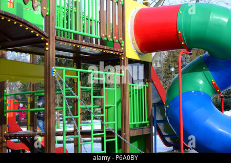 Frammento di un parco giochi in plastica e legno, dipinte in colori diversi . Foto Stock