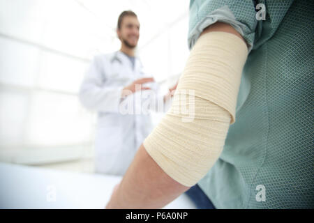 Ortopedico a parlare con il paziente. Foto Stock