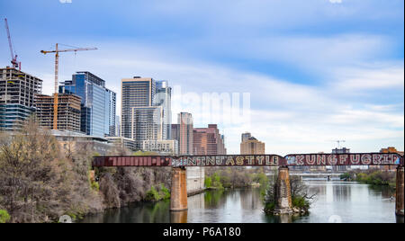 Gru edili dominano la sempre crescente skyline di Austin, TX, uno dei più rapida crescita e più desiderabili in luoghi a vivere negli STATI UNITI Foto Stock