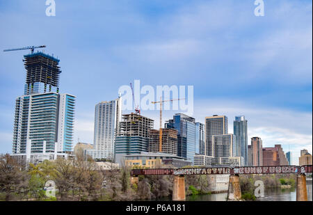 Gru edili dominano la sempre crescente skyline di Austin, TX, uno dei più rapida crescita e più desiderabili in luoghi a vivere negli STATI UNITI Foto Stock