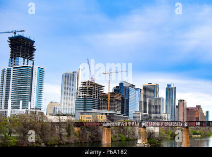 Gru edili dominano la sempre crescente skyline di Austin, TX, uno dei più rapida crescita e più desiderabili in luoghi a vivere negli STATI UNITI Foto Stock