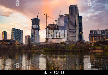 Gru edili dominano la sempre crescente skyline di Austin, TX, uno dei più rapida crescita e più desiderabili in luoghi a vivere negli STATI UNITI Foto Stock