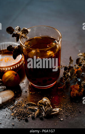 In prossimità di una tradizionale bevanda sumer cioè PANAKAM con tutti i suoi ingredienti su una superficie in legno in stile gotico scuro colori. Foto Stock