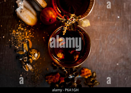 In prossimità di una tradizionale bevanda sumer cioè PANAKAM con tutti i suoi ingredienti su una superficie in legno in stile gotico scuro colori. Foto Stock