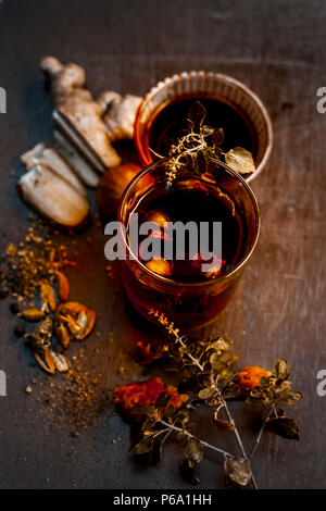 In prossimità di una tradizionale bevanda sumer cioè PANAKAM con tutti i suoi ingredienti su una superficie in legno in stile gotico scuro colori. Foto Stock