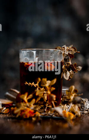 In prossimità di una tradizionale bevanda sumer cioè PANAKAM con tutti i suoi ingredienti su una superficie in legno in stile gotico scuro colori. Foto Stock