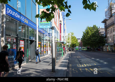 Vista di Milton Street verso Mansfield Road nella città di Nottingham, Nottinghamshire REGNO UNITO Inghilterra Foto Stock