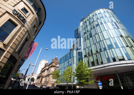 Una vista di Burton Street nella città di Nottingham, Nottinghamshire REGNO UNITO Inghilterra Foto Stock