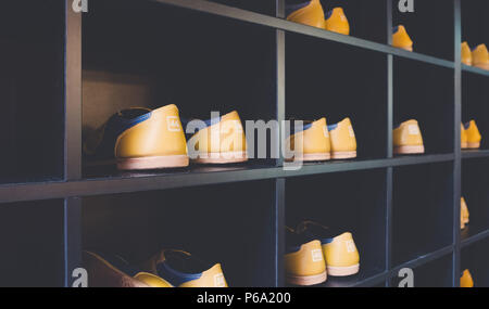 Scarpe da bowling su un ripiano in un centro di bowling a Amsterdam, Paesi Bassi Foto Stock